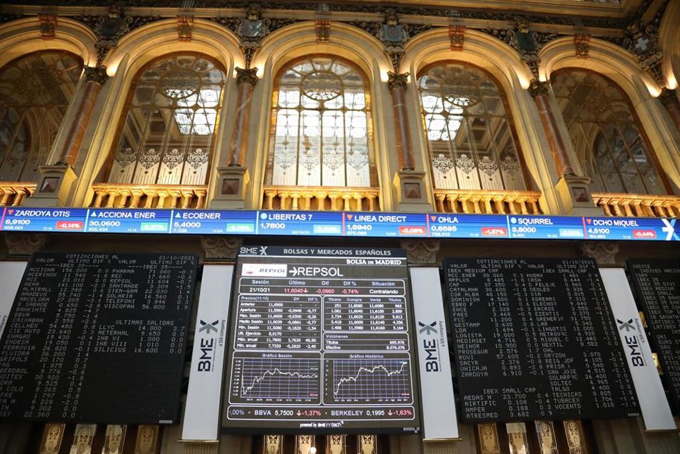 Varios paneles en el Palacio de la Bolsa, a 21 de octubre de 2021, en Madrid (España). 