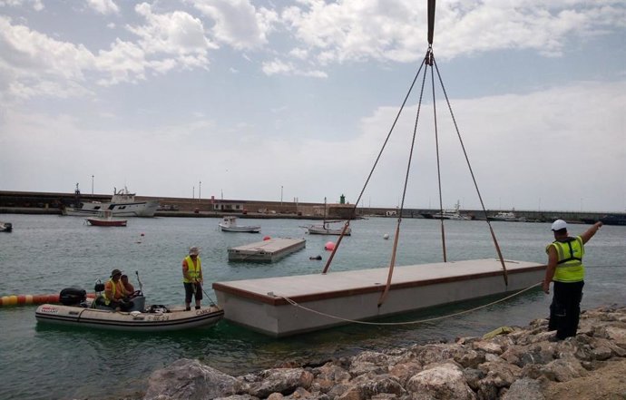 Montaje de los dos primeros pantalanes por parte de la Autoridad Portuaria de Almería en el puerto pesquero