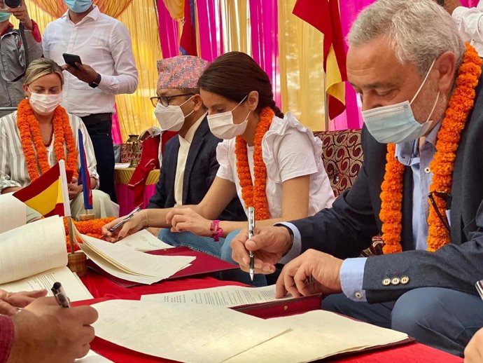 El presidente de la Diputación de Cáceres firma el Memorando de impulso al proyecto de centro budista en la capital cacereña