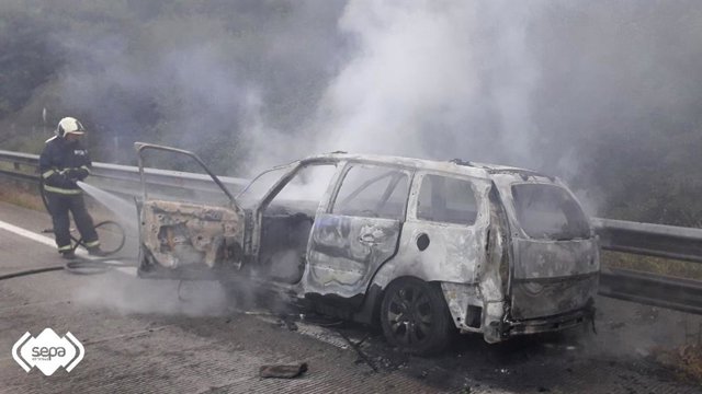 Incendio de un turismo en la A-66