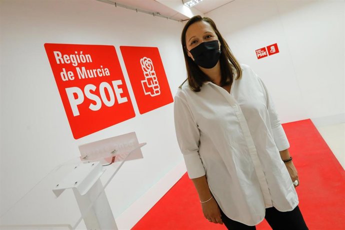 La senadora socialista Lourdes Retuerto tras presentar su candidatura a la Secretaría General del PSRM-PSOE