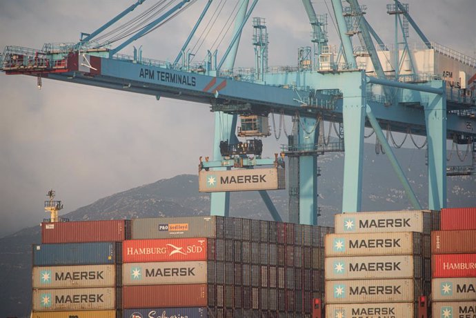Archivo - Los buques ,Maersk Denver y Mary Maersk, en  la terminal de APM, gestionada por Maerks .en el puerto de Algeciras (Cádiz),  donde se están realizando trabajos de descarga de contenedores, después de arribar procedente del Canal de Suez (Egipto