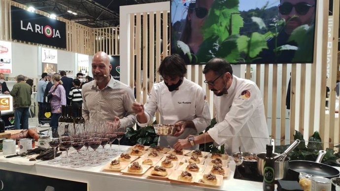 Cocineros en el stand balear en el Salón Gourmets de Madrid.