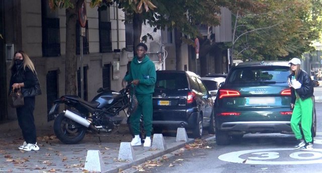 María José Campanario, por las calles de la capital con su hija Julia Janeiro y el nuevo novio de la joven, el futbolista Álex Balboa