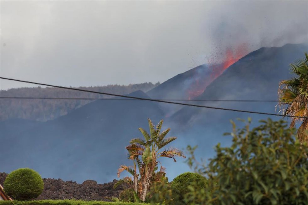 Vista del volcán de Cumbre Vieja desde Puerto Naos, a 27 de octubre de 2021, en Puerto Naos, La Palma, Santa Cruz de Tenerife, Canarias, (España).  La emisión de lava que se viene produciendo a raíz de la última reconfiguración de la morfología del cono