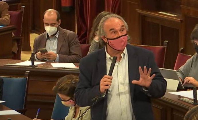 El conseller de Educación y Formación Profesional, Martí March, en el pleno.