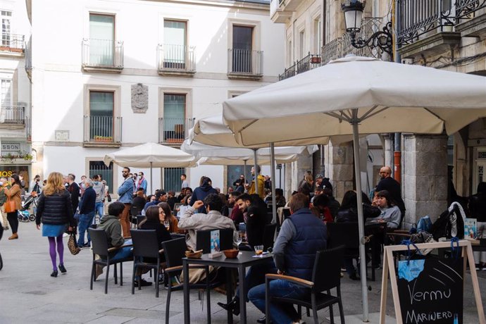 Grupos de comensales sentados en una terraza de un establecimiento, a 23 de octubre de 2021, en Vigo.