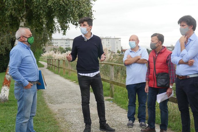 El portavoz socialista, Daniel Fernández, con vecinos de Nueva Montaña