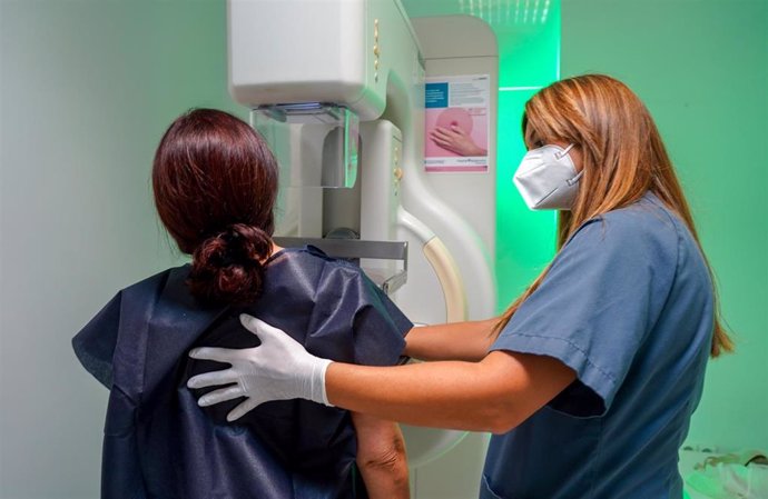 Una señora con ayuda de una enfermera se hace una mamografía gratuita en Quirónsalud Infanta Luisa por el Día Internacional del Cáncer de Mama a 19 de octubre 2021 en Sevilla, Andalucía.