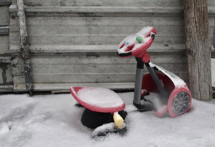 Archivo - Un triciclo entre la nieve en la Cañada Real Galiana, Madrid (España), a 8 de enero de 2021. Efectivos de Cruz Roja trasladarán a vecinos de esta población a centros y albergues del Ayuntamiento de Rivas y Madrid por el temporal de nieve tras 