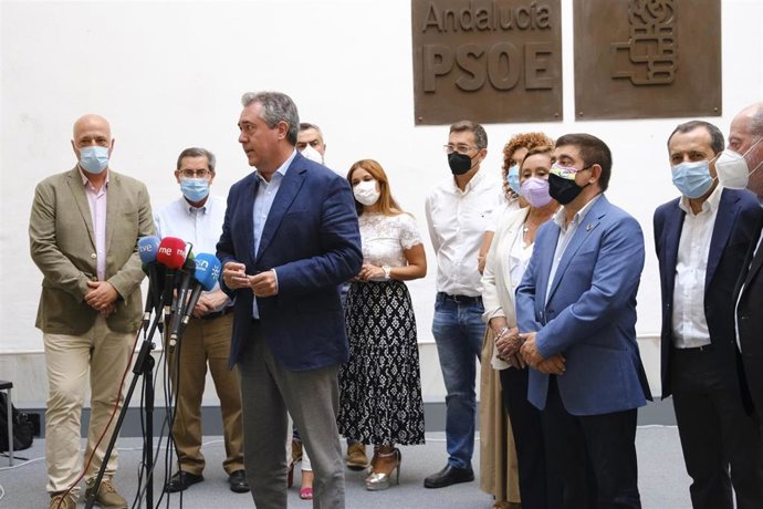 Archivo - El secretario general del PSOE-A, Juan Espadas, en una foto de archivo en una reunión con secretarios provinciales del PSOE en Andalucía.