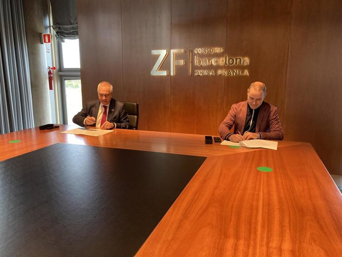 El delegado especial del Estado en el Consorcio de la Zona Franca de Barcelona (CZFB), Pere Navarro, y el concejal de Emergencia Climática y Transición Ecológica del Ayuntamiento de Barcelona, Eloi Badia, en el momento de la firma.