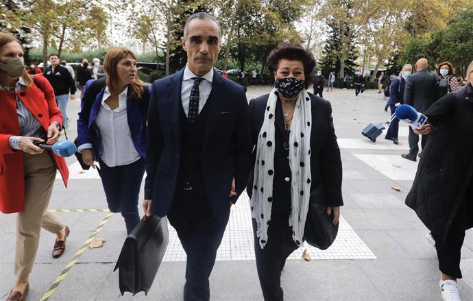 Consuelo Ciscar acompañada de su abogado a la entrada de los juzgados