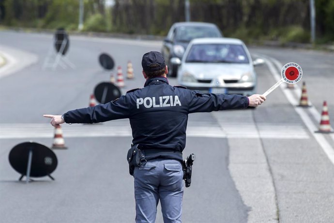 Archivo - 13 April 2020, Italy, Rome: Apolice pfficers signals the drivers to stop at a checkpoint in Rome during a nationwide lockdown aiming to curb the spread of Coronavirus (Covid-19). Photo: Roberto Monaldo.Lapre/LaPresse via ZUMA Press/dpa