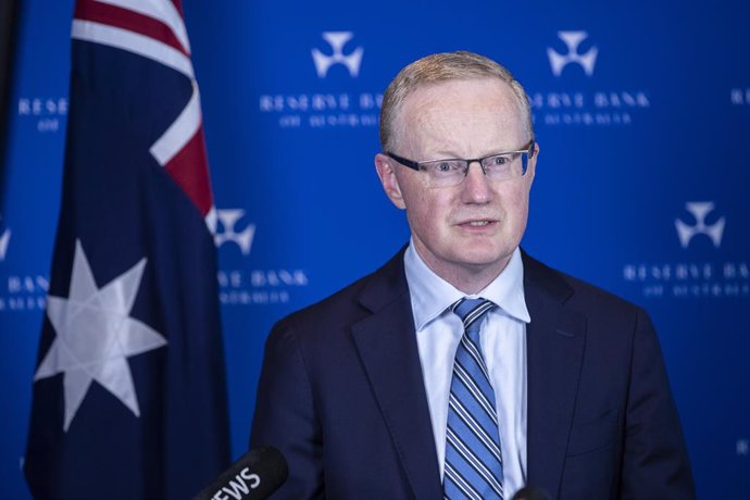 Archivo - Reserve Bank Governor Philip Lowe delivers a press conference after the board meeting at the Reserve Bank of Australia in Sydney, Tuesday, November 3, 2020. The Reserve Bank of Australia cut the cash rate to a record low 0.1 per cent from 0.25