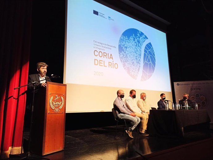 El alcalde de Coria, Modesto González, ha presentado a los vecinos la intervención en los dos cerros del municipio.