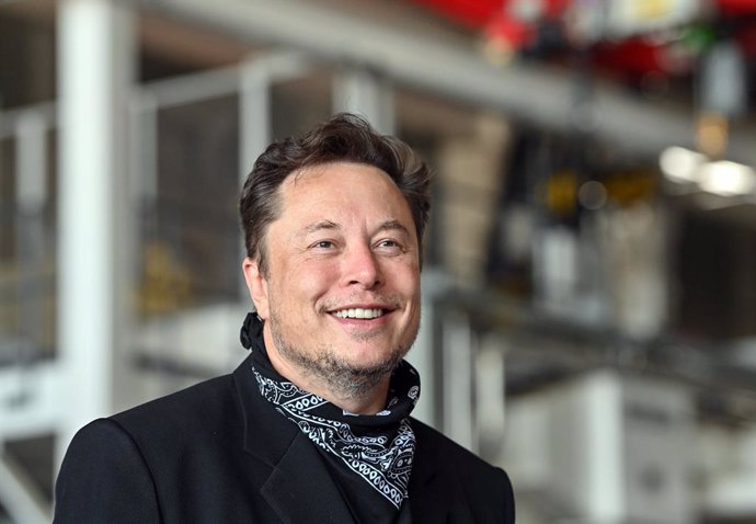 Archivo - 13 August 2021, Brandenburg, Gruenheide: CEO of Tesla Motors Elon Musk stands at the construction site of the Tesla Gigafactory during a press event. Photo: Patrick Pleul/dpa-Zentralbild/ZB