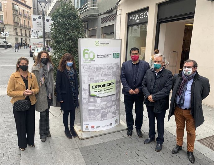 Representantes de la Asociación Española contra el Cáncer, el Ayuntamiento de Valladolid y otras entidades, en la exposición instalada en la calle Santiago.