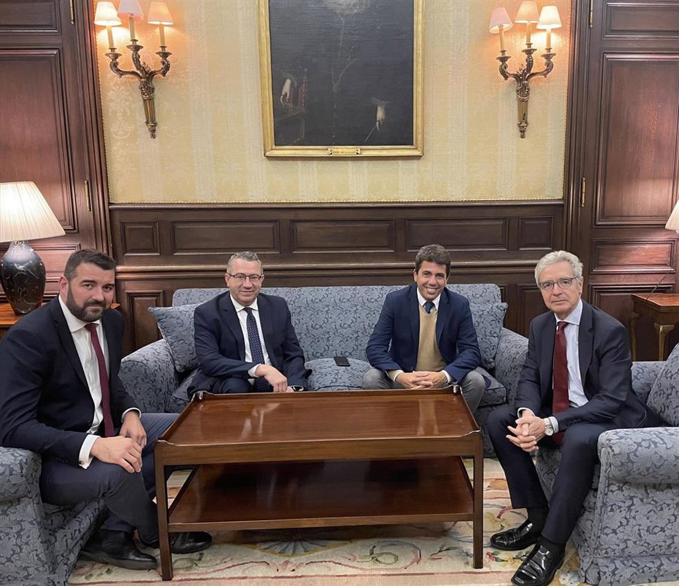 El presidente de la Diputación de Alicante y del Patronato Provincial de Turismo, Carlos Mazón, se ha reunido en Londres con el Embajador de España en Reino Unido, José Pascual Marco, para abordar la situación de los residentes británicos en la provinci