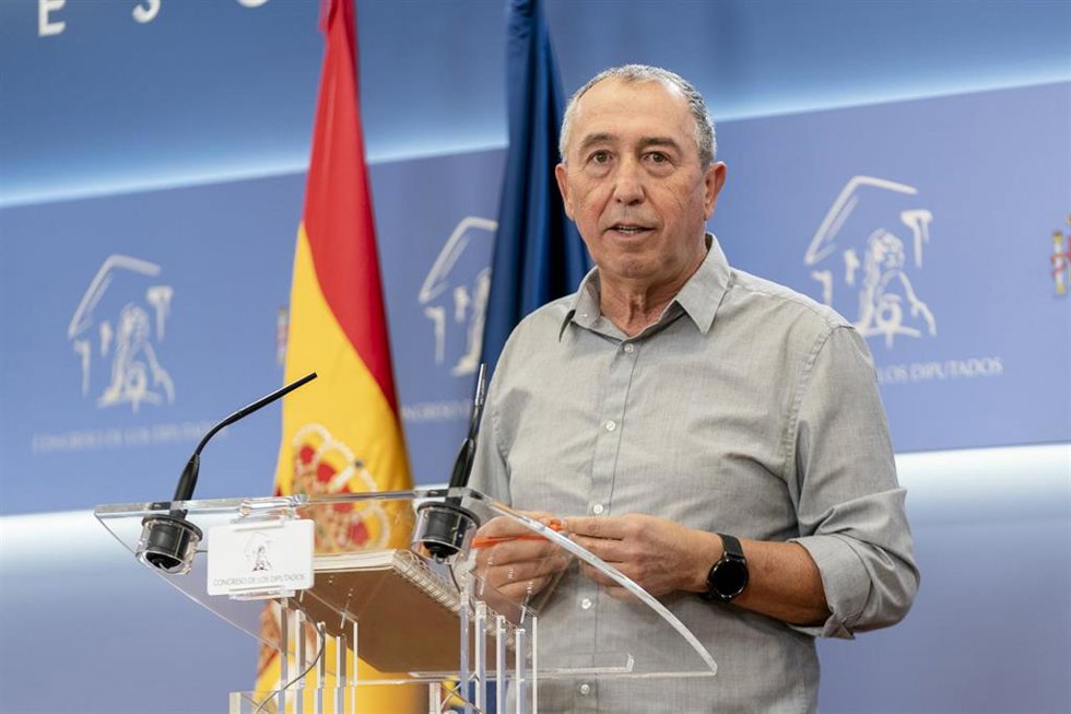 El portavoz de Compromís en el Congreso, Joan Baldoví, interviene en una rueda de prensa en el Congreso