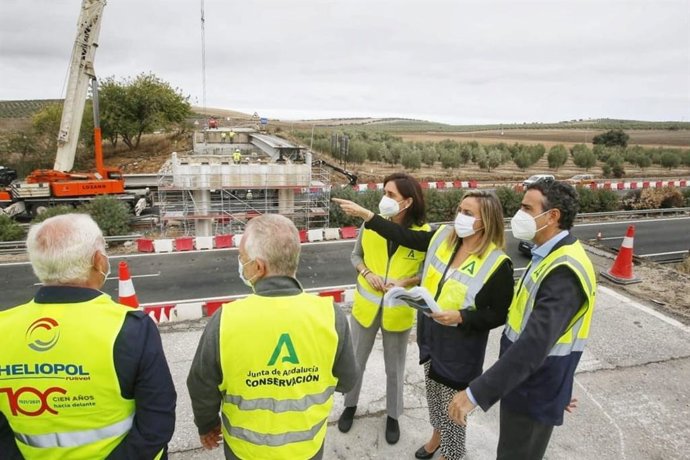 La consejera de Fomento, Infraestructuras y Ordenación del Territorio, Marifrán Carazo, visita las obras de reconstrucción del puente sobre la autovía A-92 que da acceso a Gilena y Pedrera