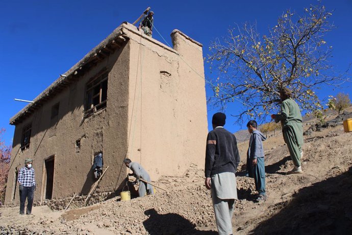 Desplazados reconstruyen una vivienda tras volver al distrito de Jalrez, provincia de Wardak (Afganistán)