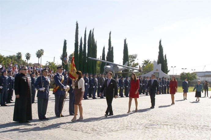 Además del solemne acto militar participará la Patrulla Acrobática de Paracaidismo del Ejército del Aire.