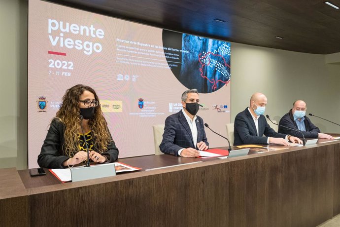 El vicepresidente y consejero de Cultura, Pablo Zuloaga, presenta en rueda de prensa el seminario internacional para personal de atención al público en enclaves rupestres declarados patrimonio mundial.