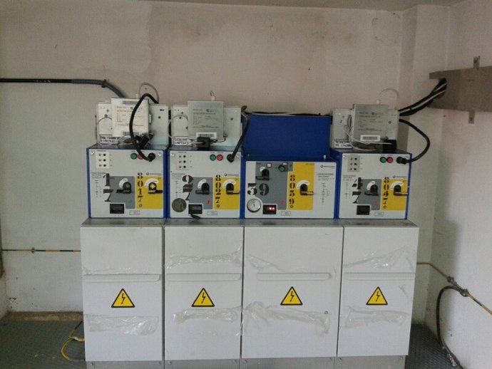 Archivo - Equipos de la red distribución de Endesa.