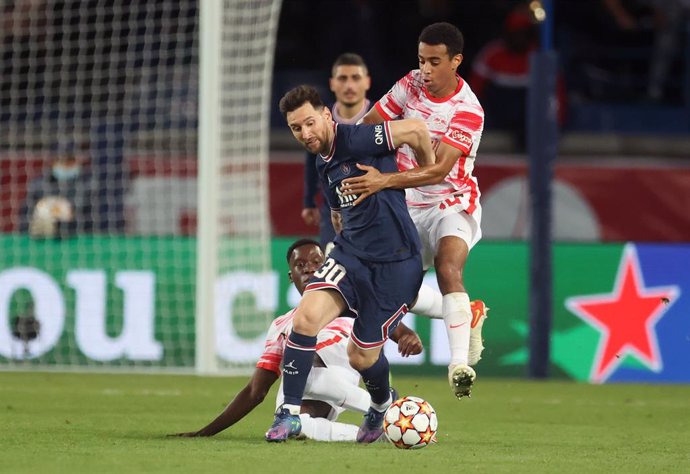 19 October 2021, France, Paris: PSG's Lionel Messi (front) and Leipzig's Tyler Adams battle for the ball during the UEFA Champions League Group A soccer match between Paris Saint-Germain FC and RB Leipzig at Le Parc des Princes Stadium. Photo: Jan Woita