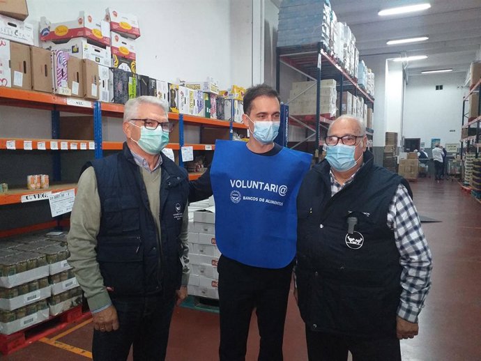 Pedro Alonso (centro), padrino de la Gran Recogida 2021 del Banco de Alimentos de Vigo, junto al presidente y al vicepresidente de la ONG, Iván Martínez (izquierda) y Polo Quinteiro (derecha)