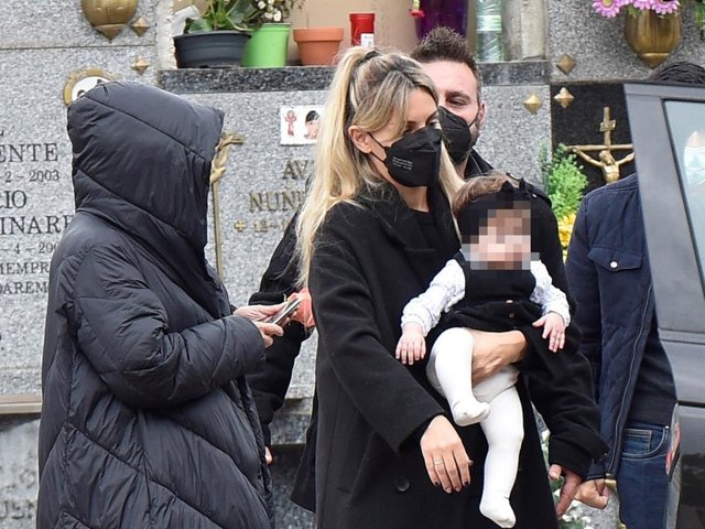 Edurne, con su hiija Yanay en el entierro de su abuelo