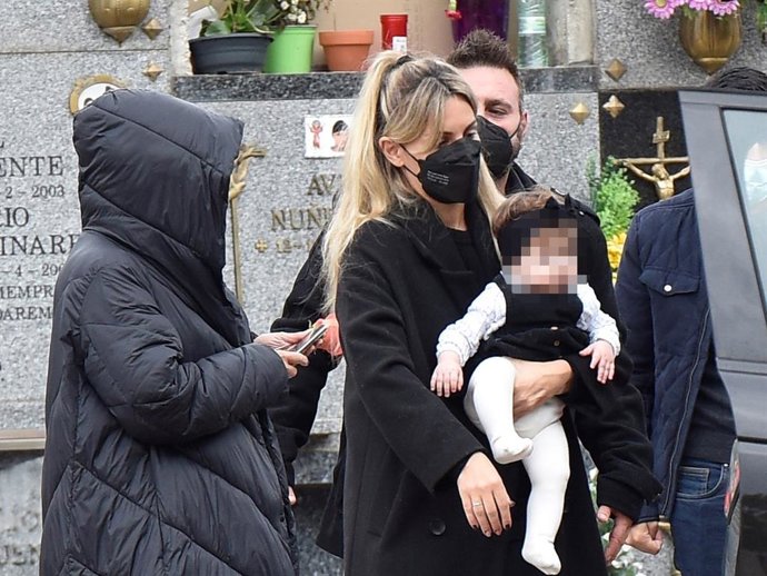 Edurne, con su hiija Yanay en el entierro de su abuelo