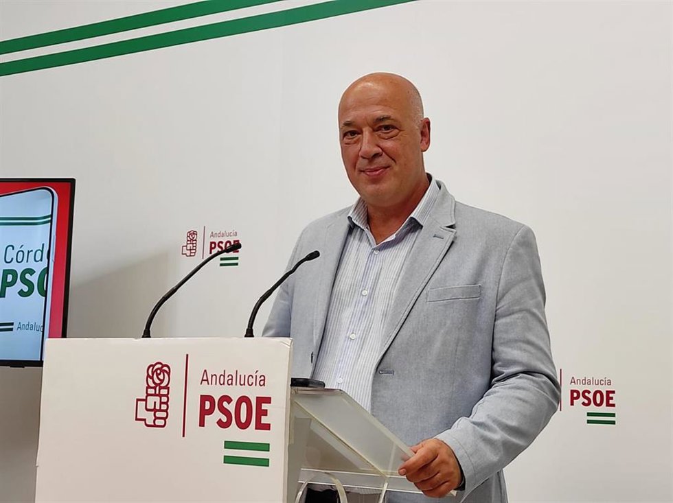 Archivo - El secretario general del PSOE de Córdoba, Antonio Ruiz, en la sede de su partido.