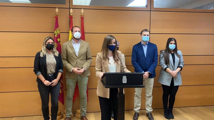 La portavoz del Grupo Municipal Popular, Rebeca Pérez, se dirige a los medios en la rueda de prensa