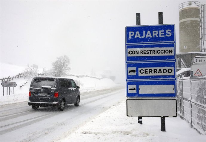 Archivo - Imagen de temporal de nieve en Pajares.