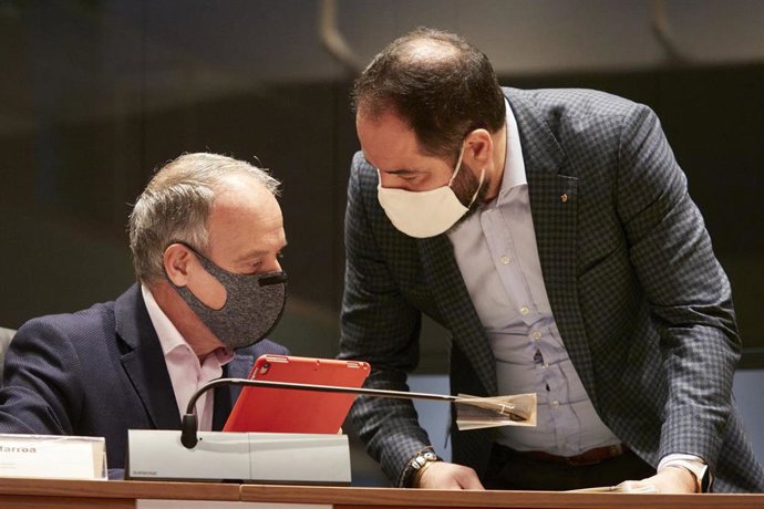 Archivo - El parlamentario de EH Bildu Adolfo Araiz (i); y el portavoz del PSN, Ramón Alzórriz (d), hablan en el Parlamento de Navarra, en una imagen de archivo.