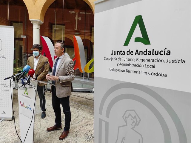 Pimentel (dcha.), junto a Llamas, en la presentación de la Gala del 20º Aniversario de la Ruta del Vino Montilla-Moriles.