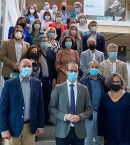 Imagen del director general de Informática y Transformación Digital, Javier Martínez Gilabert, y la directora general de Patrimonio Cultural, Rosa María Campillo, con los representantes de los ayuntamientos que han recibido documentos digitalizados