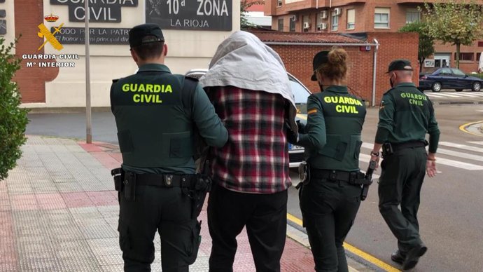 El detenido por el asesinato del menor de nueve años de Lardero (La Rioja), acompañado de varios guardias civiles, sale del cuartel de la Guardia Civil durante su paso a disposición judicial, a 31 de octubre de 2021, en Logroño, La Rioja (España). El de