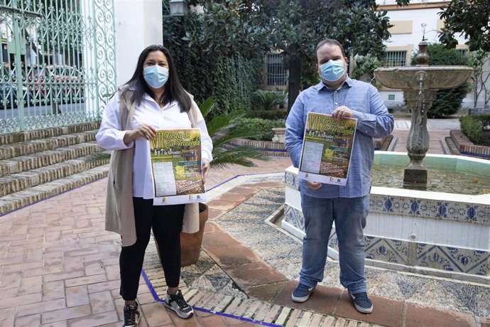 Dolores Amo presenta el cartel de la Fiesta de la Trasiega de Villanueva del Rey.