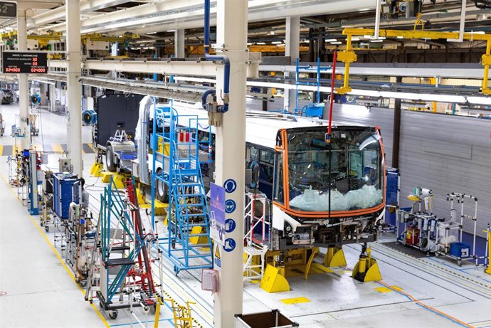 Archivo - Producción de un autobus de Iveco.