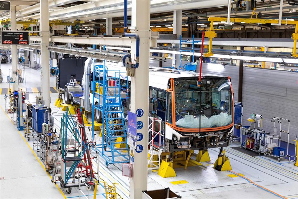 Archivo - Producción de un autobus de Iveco.