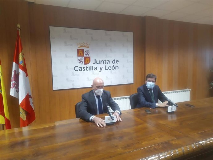 Carnero (izquierda) y Carriedo presentan la nueva plataforma agroalimentaria para impulsar los servicios del sector.