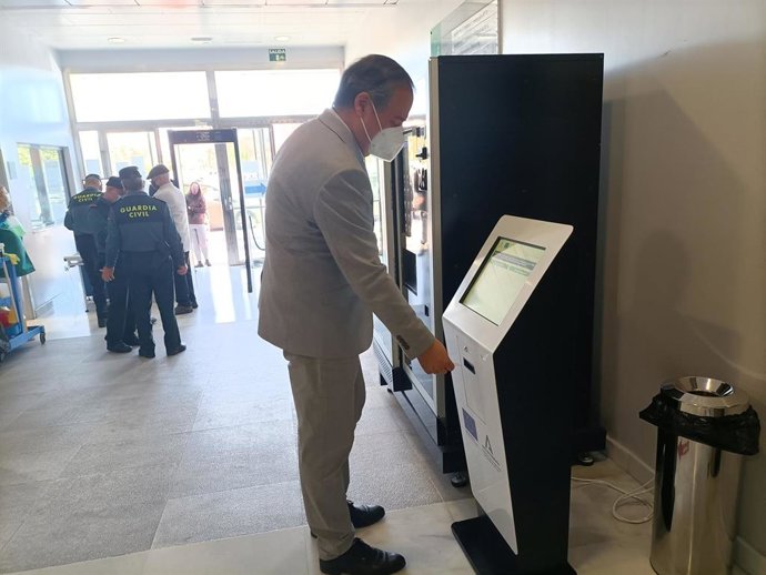 José Luis Delgado comprueba el funcionamiento del sistema de cita previa