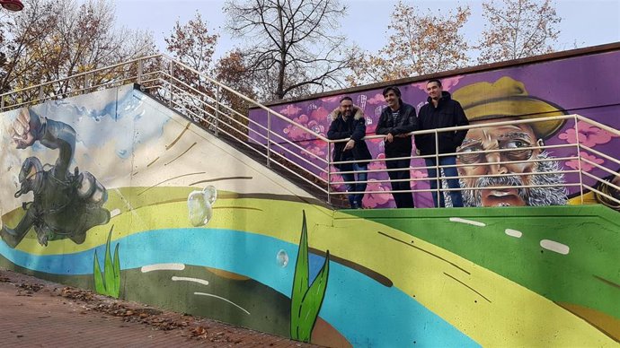 Archivo - Nueve jóvenes artistas han adornado con pintura mural y 'graffitis' la pasarela del Parque del Ebro en Logroño, una iniciativa que, bajo el título 'Ebromural', se enmarcó por tercer año dentro del festival de cultura Artefacto