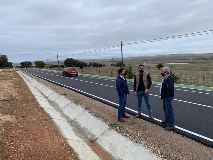 El diputado de Infraestructuras de la Diputación de Cáceres visita las obras de mejora en la carretera de Sierra de Fuentes