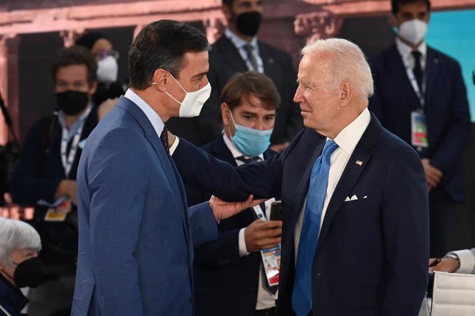 El presidente del Gobierno, Pedro Sánchez (i), conversa con el presidente de Estados Unidos, Joe Biden (d), durante la cumbre del G20, en el centro de congresos de la Nuvola, a 20 de octubre de 2021, en Roma (Italia). Sánchez participa este sábado en la
