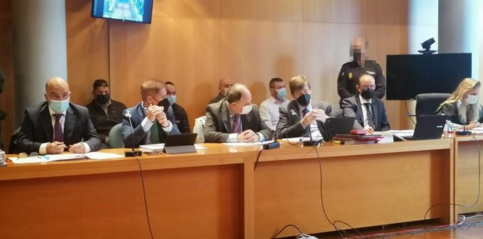 Los acusados del crimen de Javier Ardines sentados detrás de sus letrados al inicio de la vista.