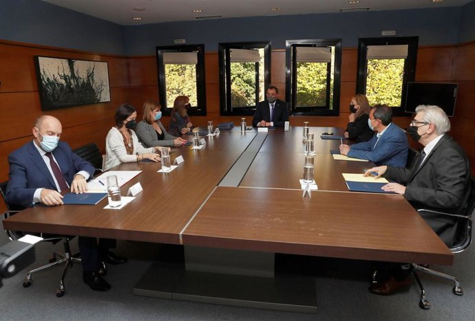 Reunión de negociación de presupuestos de 2022 entre resonsables del Gobierno de Asturias y miembros de IU.